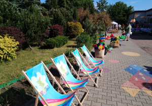 Zdjęcie plażowych leżaków przygotowanych dla gości w celu odpoczynku.