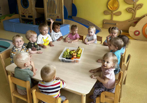 Zdjęcie dzieci z grupy Motylki siedzących na dywanie i przygotowujących się do zajęć kuchenno - zapoznawczych pt. ,,SOCZYSTE SZALEŃSTWA''.