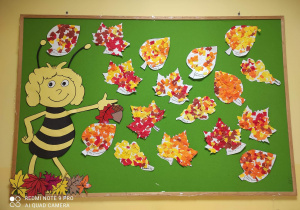 Tablica grupy Pszczółki z własnoręcznie ozdobionymi przez dzieci liśćmi.