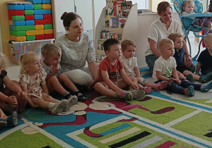 Zdjęcie dzieci i opiekunek słuchających czytanych przez gości bajek i wierszy.