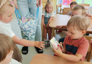 Daniel ogląda prezent otrzymany od Laury.