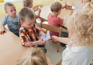 Maksymilian przygląda się otrzymanemu od Laury prezentowi.