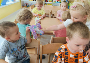 Laura wręcza Leonowi prezent z okazji jej urodzin.