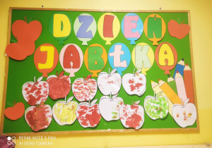 Tablica z pomalowanymi własnoręcznie jabłuszkami przez dzieci z grupy Pszczółki.