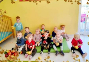 Pamiątkowe zdjęcie dzieci z grupy Biedroneczki w Dniu Jabłka.