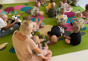 Maluchy na dywanie podczas zajęć.