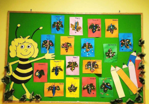 Tablica z wykonanymi motylkami przez dzieci z grupy Pszczółki.