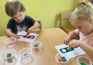 Maluchy przy wykonywaniu pracy plastycznej.