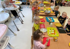 Dzieci przy wspólnym stole podczas zajęć kulinarnych.