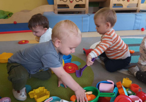 Zdjęcie dzieci z grupy Pszczółki podczas zabawy na dywanie pt. ,,KUCHENNE REWOLUCJE''.