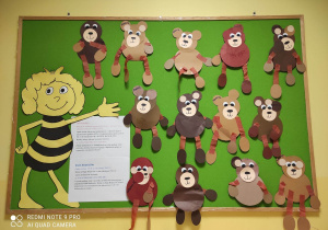 Tablica z wykonanymi papierowymi misiami przez dzieci z grupy Pszczółki.