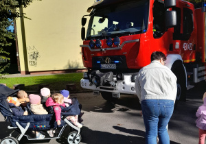 Zdjęcie dzieci przy wozie strażackim.