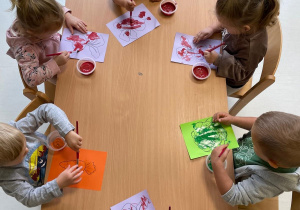 Dzieci podczas wykonywania pracy plastycznej.