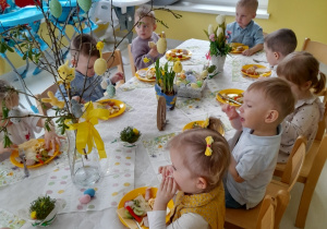 Dzieci podczas wielkanocnego śniadania.