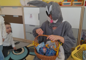 Rozdawanie prezentów przez zajączka.