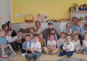 Pamiątkowe zdjęcie z zajączkiem.