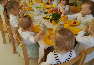 Dzieci zajadają świąteczną babkę.