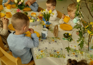 Dzieci przy świątecznym stole.