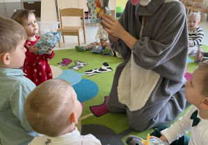Rozdawanie prezentów przez świątecznego gościa.