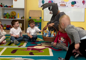 Zajączek wita się z chłopcem.