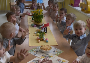 Grupa dzieci przy świątecznym stole.