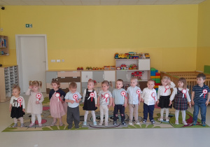 Odśpiewanie hymnu przez dzieci.