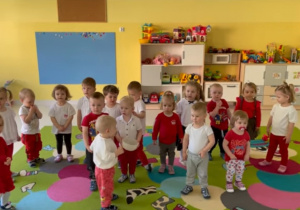 Odśpiewanie hymnu przez jedną z grup.