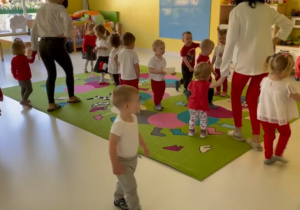 Dzieci wraz z opiekunkami tańczące ''Krakowiaczka''.