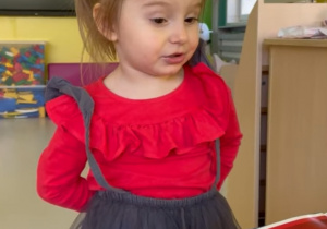 Dziewczynka mówiąca patriotyczny wiersz.