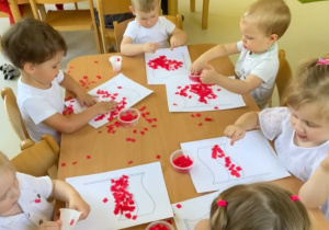 Dzieci wykonujące flagę Polski.
