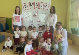 Pamiątkowe zdjęcie jednej z grup przed ścianką z okazji Konstytucji 3 maja.