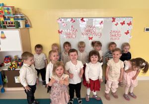 Zdjęcie dzieci z okazji majowych świąt.