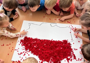 Dzieci wykonujące pracę plastyczną.