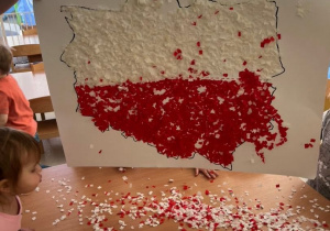 Zdjęcie gotowej flagi z papieru wyklejonej bibułą.