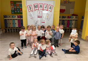 Pamiątkowe zdjęcie dzieci przed ścianką z okazji Święta Konstytucji.