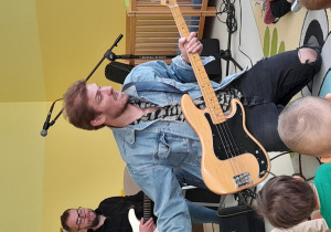 Zdjęcie Pana z gitarą podczas koncertu.