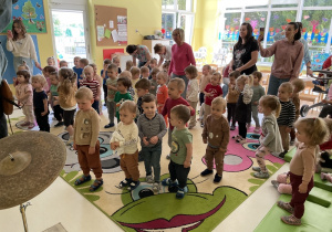 Dzieci podczas koncertu rockowego.