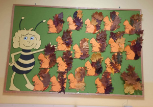 Tablica z wykonanymi liściastymi wiewiórkami przez dzieci z grupy Pszczółki.