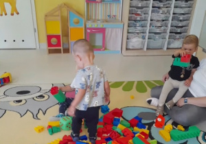 Maluchy podczas zabaw kreatywnych.