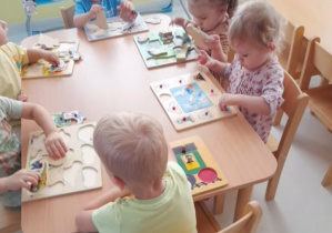 Dzieci wspólnie układają puzzle.
