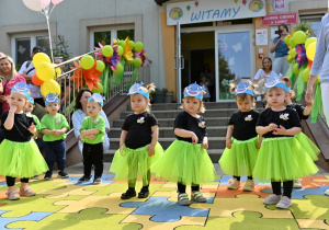 Dzieci prezentują swój układ taneczny.