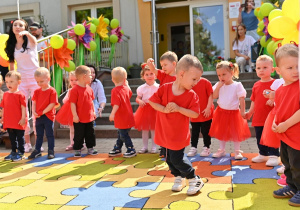 Występ dzieci z grupy" Biedronki".