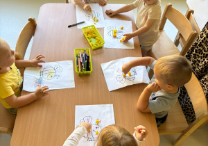 Dzieci kolorujące kolorowankę