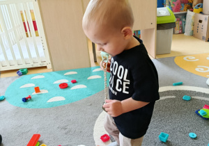 Bawiący się chłopiec