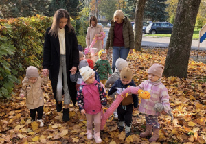 Dzieci idące na spacer