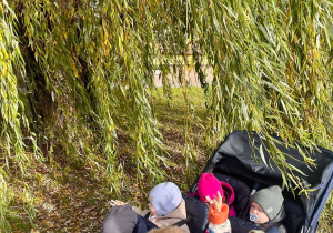 Dzieci idące na spacer