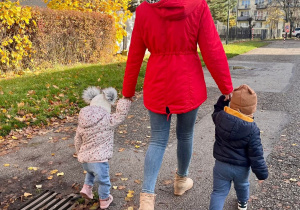 Dzieci idące na spacer