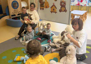 Pamiątkowe zdjęcie Żabek w Dniu Pluszowego Misia