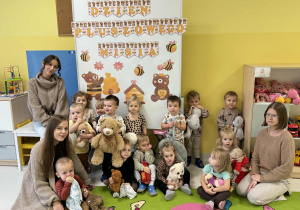 Pamiątkowe zdjęcie Pszczółek w Dniu Pluszowego Misia