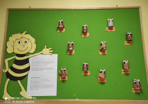 Tablica z wykonanymi przez dzieci z grupy Pszczółki sowami.